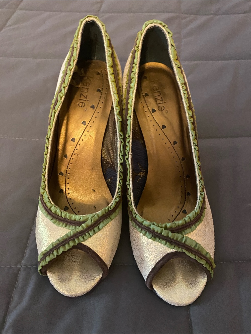 Kensie Metallic Ivory Peep-Toe 3 1/2 heel with Green Trim